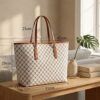 Bolso Tote Grande con Elegante Patrón Geométrico y Doble Asa