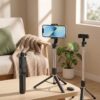 Un Trípode y Palo Selfie Extensible 70cm con Control Bluetooth
